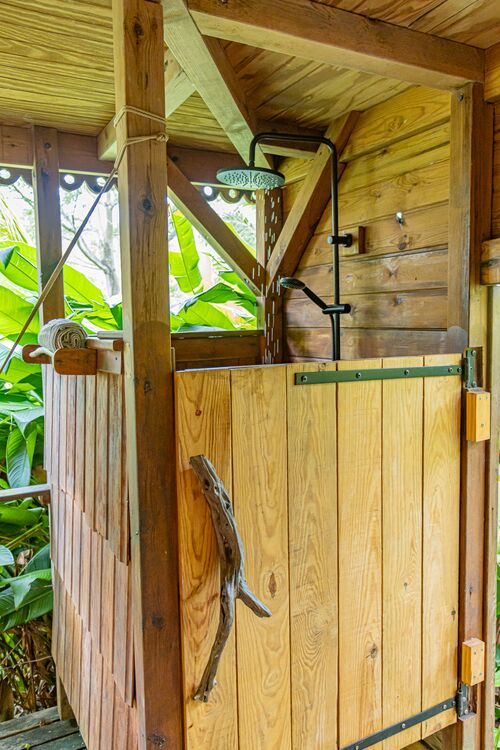 Douche extérieure de la villa Kariakou du Caraïb'Bay Hôtel