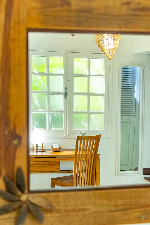 Vue d'une table dans un duplex du Caraib'Bay Hôtel