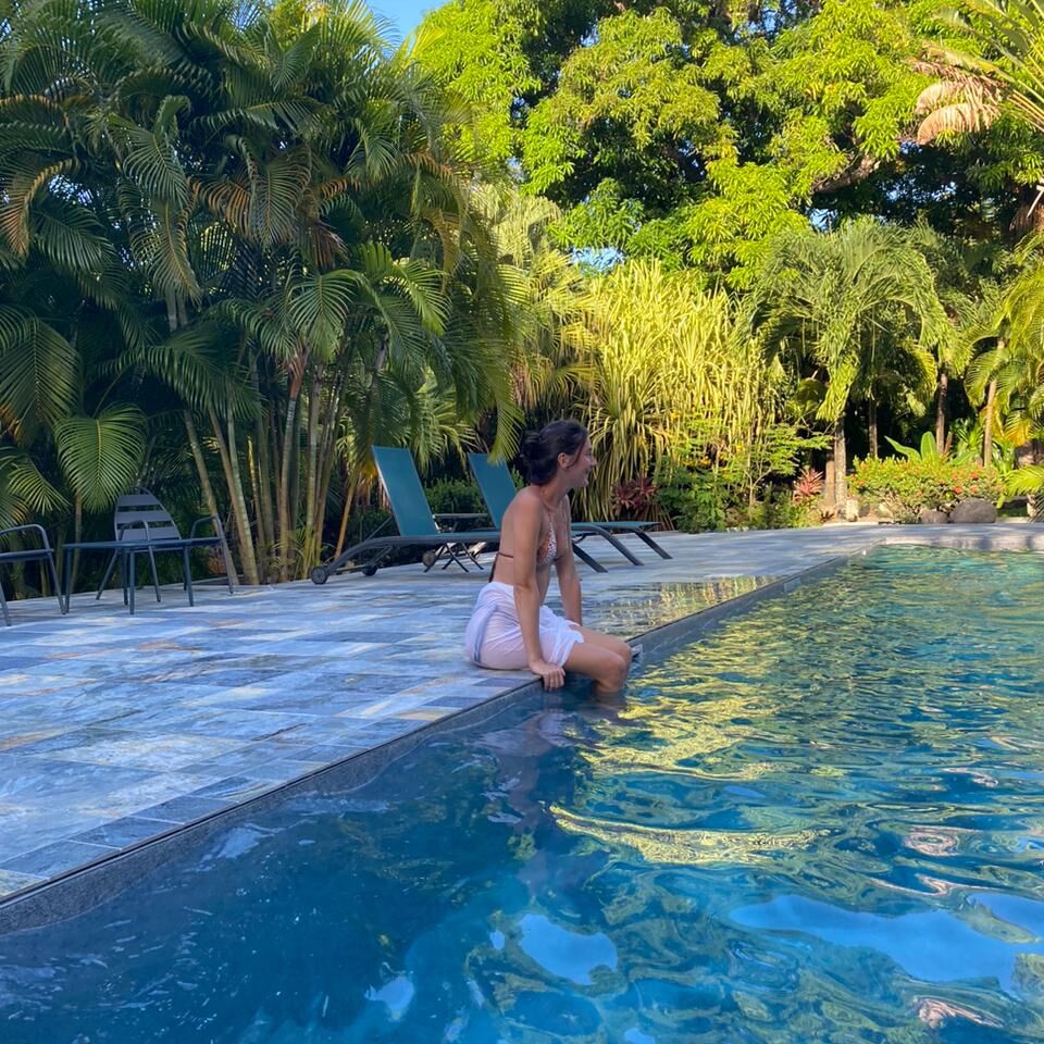 Photo d'une personne à côté de la piscine du Caraïb'Bay Hôtel