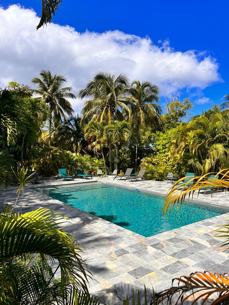 La piscine extérieure ensoleillée du Caraïb'Bay Hôtel