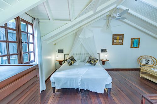 Vue d'un lit dans un duplex du Caraib'Bay Hôtel