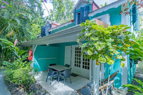 Une terrasse extérieure dans le Caraïb'Bay Hôtel