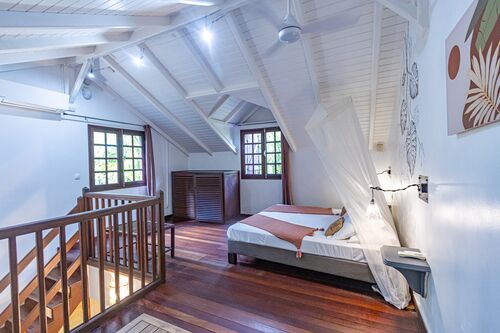 Vue d'un lit dans un duplex du Caraib'Bay Hôtel