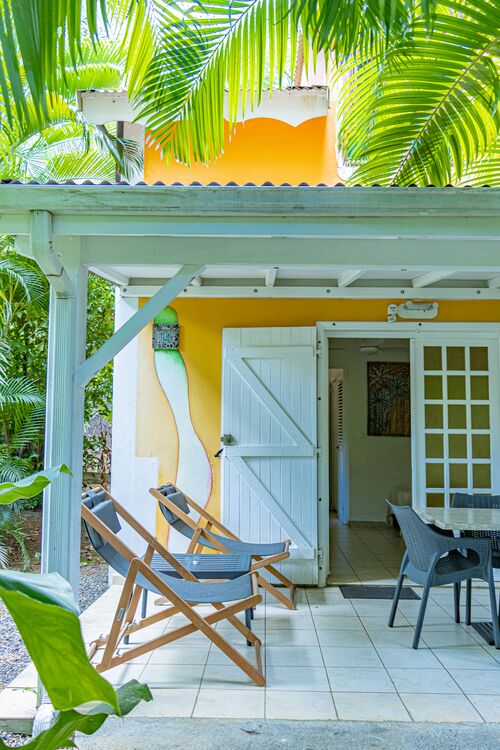 Une terrasse extérieure dans le Caraïb'Bay Hôtel