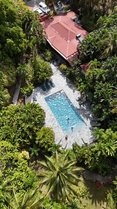 Vue drone de la piscine de l'hôtel