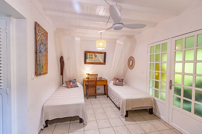 Une chambre avec deux lits dans le Caraïb'Bay Hôtel