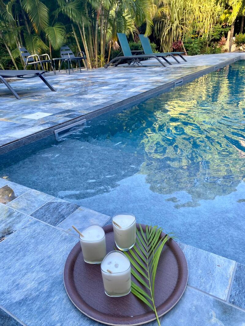 Un plateau boissons au bord de la piscine du Caraïb'Bay Hôtel