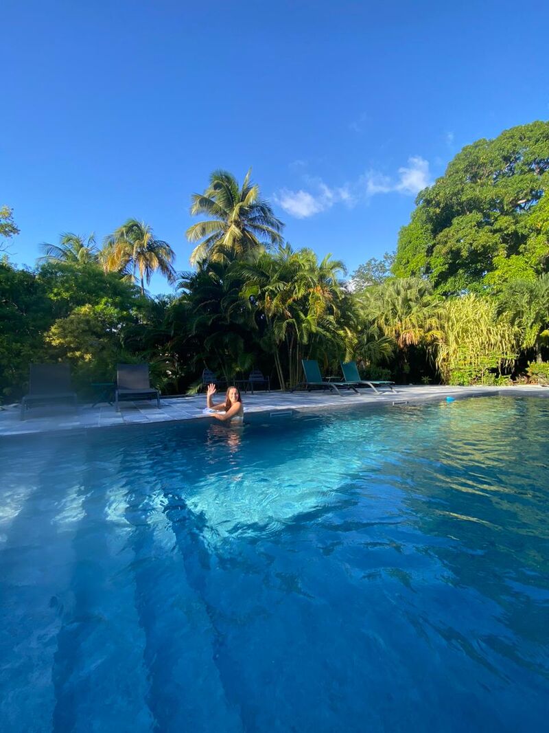 Photo d'une personne dans la  piscine du Caraïb'Bay Hôtel