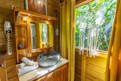 Salle de bains dans la villa Ti Kaz Bwa de l'hôtel Caraïb'Bay Hôtel