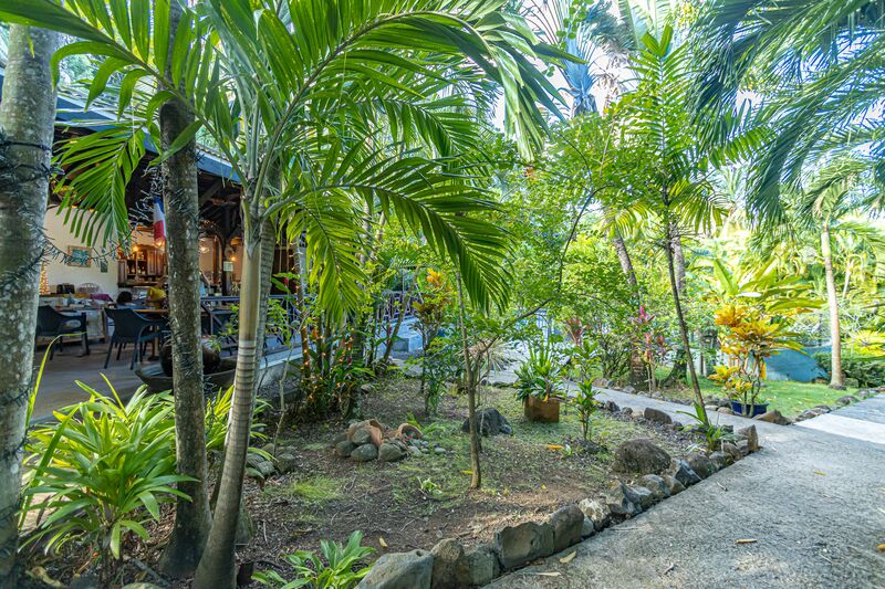 Accès au jardin extérieur et à la réception du Caraïb'Bay Hôtel