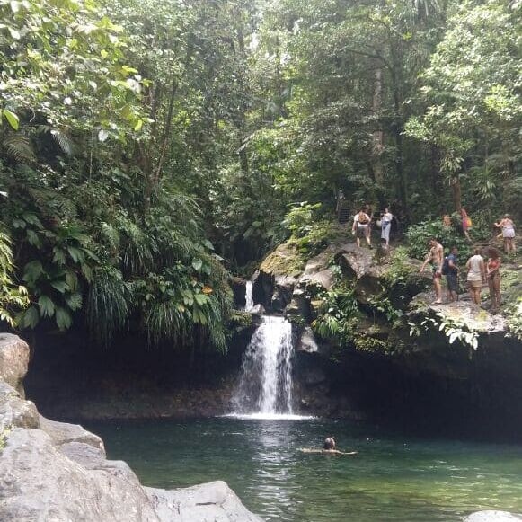Lac avec cascade en Guadeloupe à proximité de l'hôtel