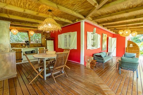 Terrasse extérieure avec cuisine de la villa Kariakou du Caraïb'Bay Hôtel