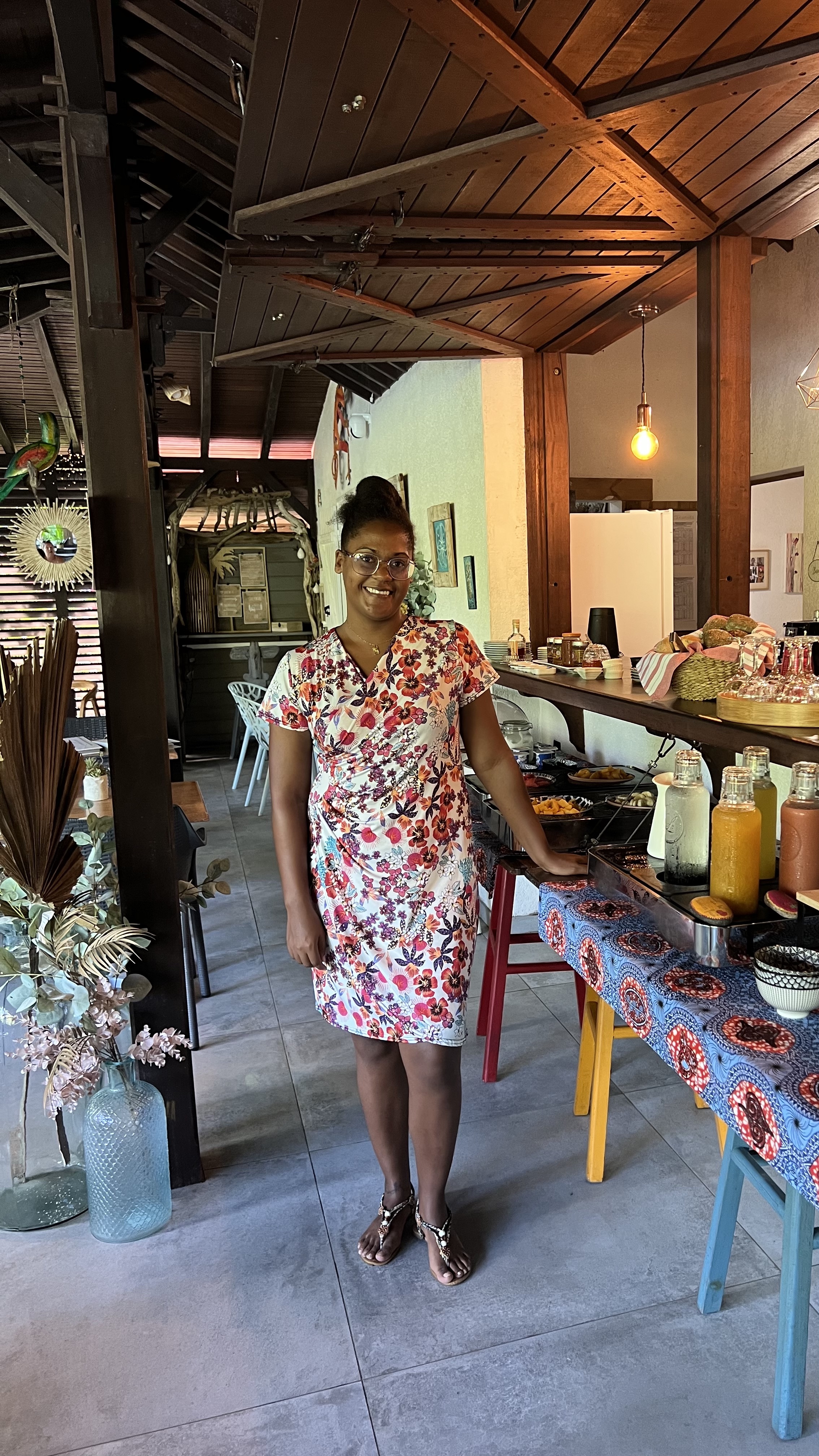 Céline, breakfast manager et the Caraïb'Bay Hôtel