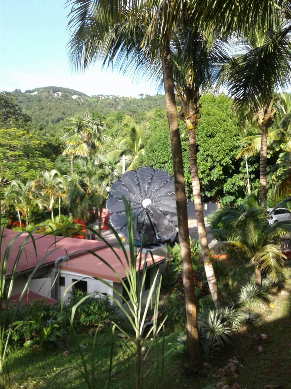 dispositif smart flower au Caraïb'Bay Hôtel avec parc tropical en fond