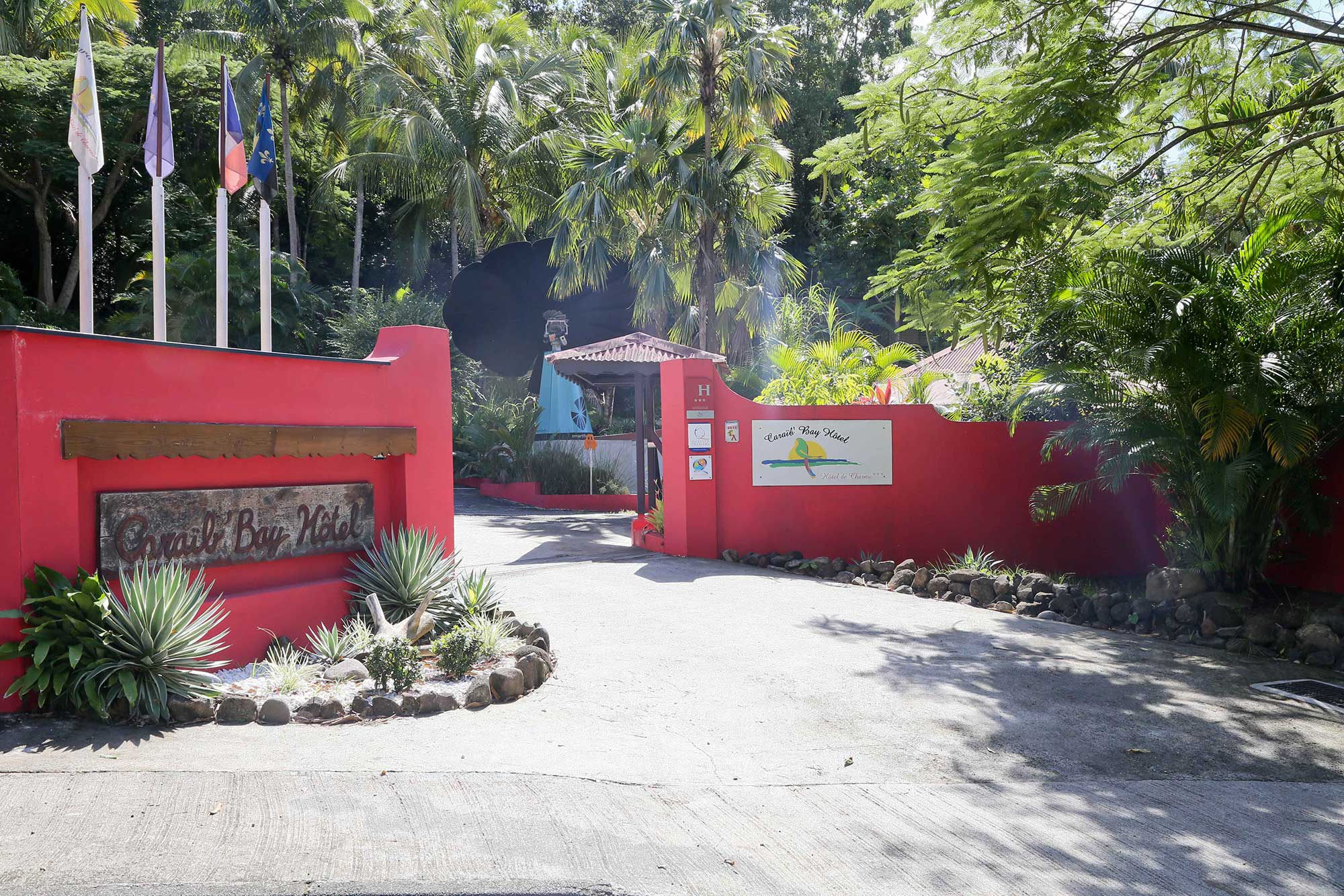 entrée extérieure du Caraïb'Bay Hôtel en Guadeloupe