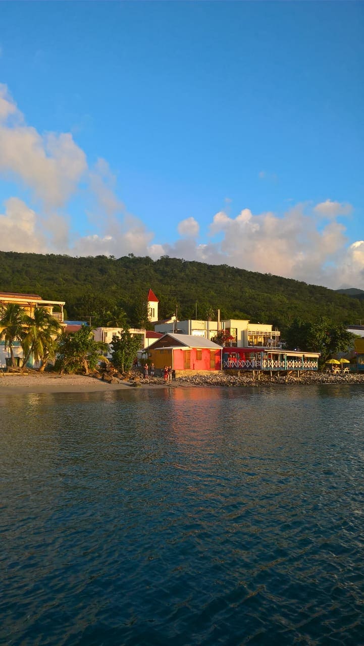 village de Deshaies depuis la mer