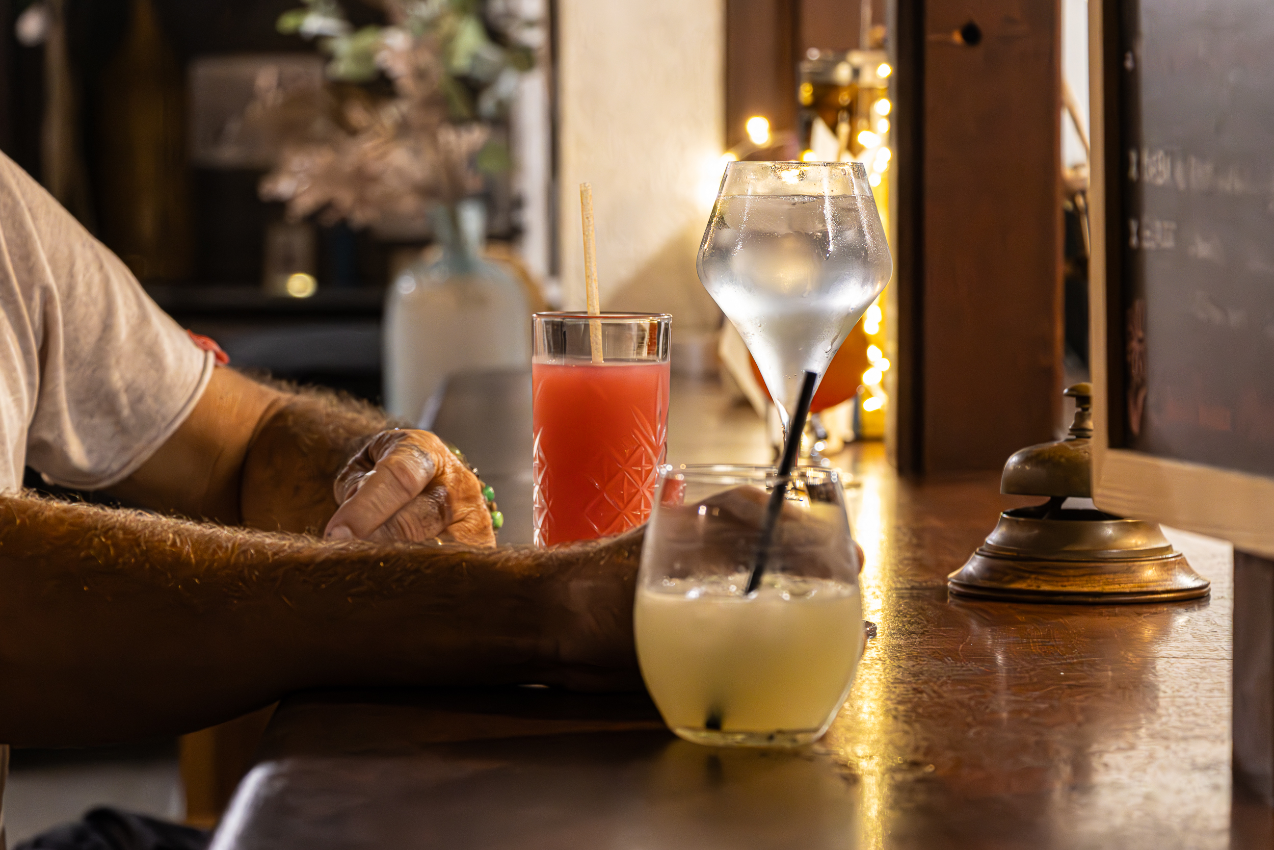Un cocktail servi au bar du Caraïb'Bay Hôtel